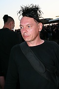 10594
